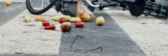 Incident involving a cyclist with spectacles on the ground